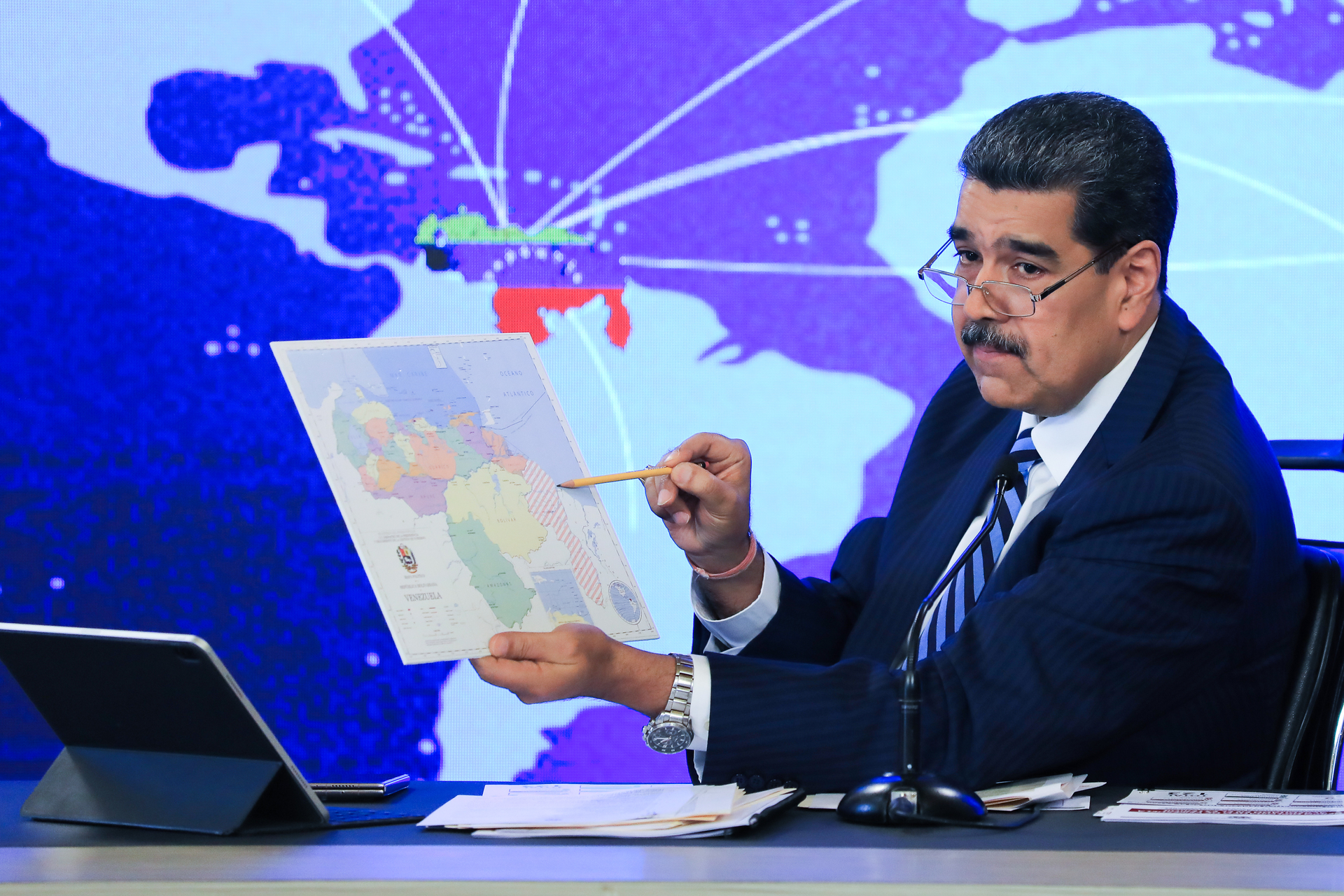 Maduro pide 'unión' a familias de Venezuela por disputa territorial con Guayana