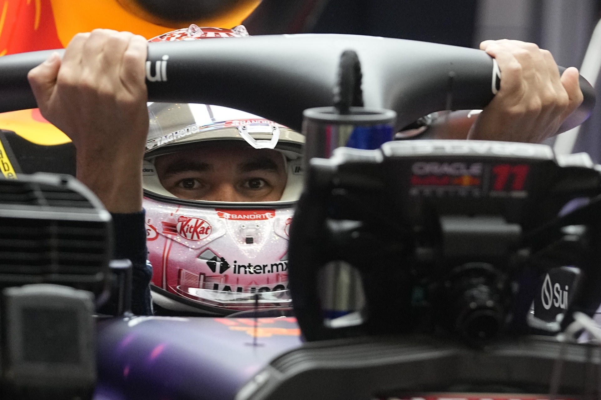 Checo Pérez está molesto por la estrategia de Red Bull en la clasificación de Las Vegas 