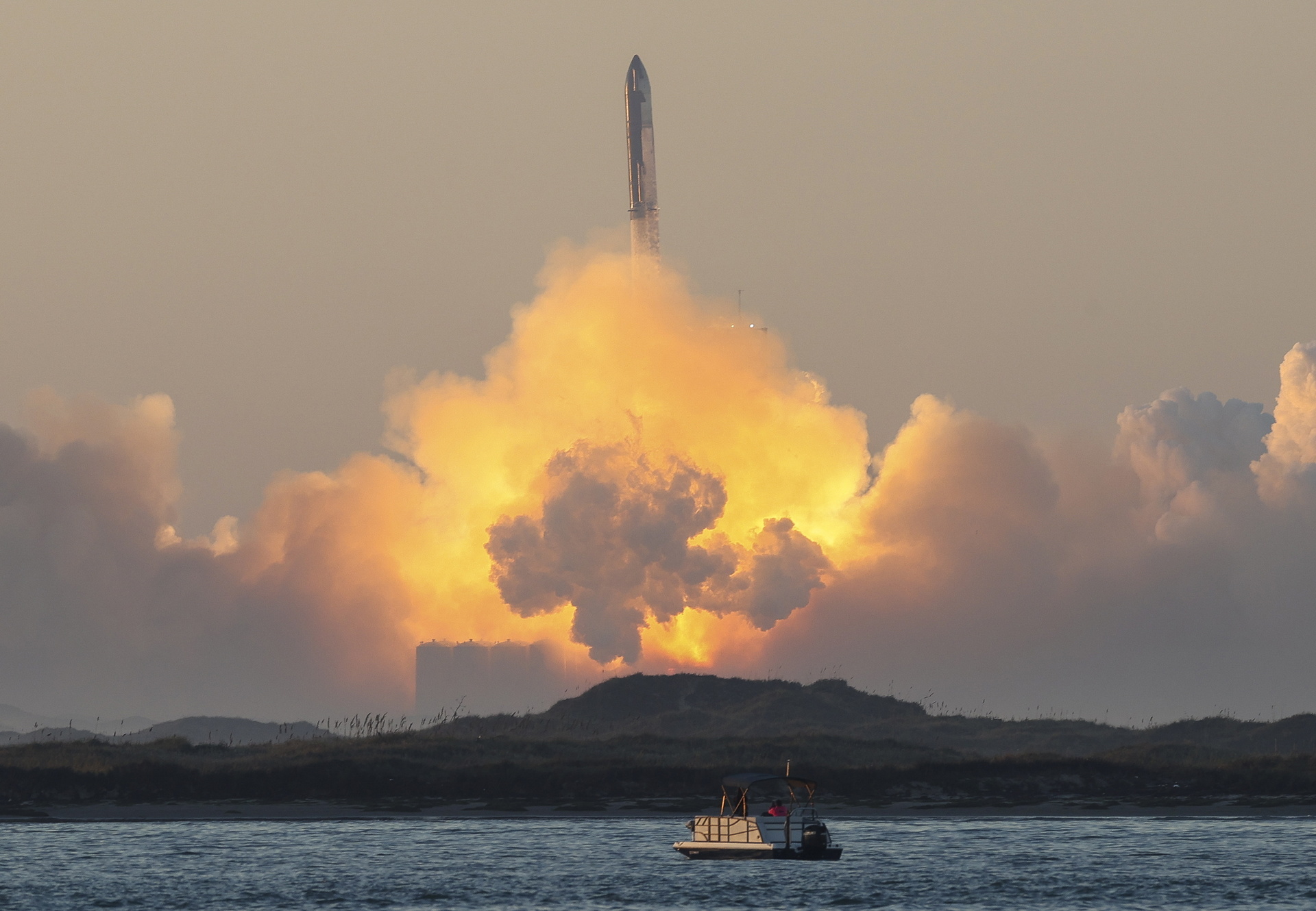 Este sábado, el cohete gigante Starship, de la firma Space X, despegó pero unos minutos después perdió el propulsor y luego se autodestruyó tras fallas en la señal. (EFE)