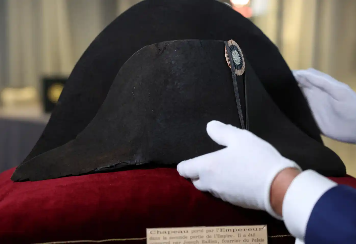 Subastan uno de los sombreros conservados de Napoleón a un precio récord
