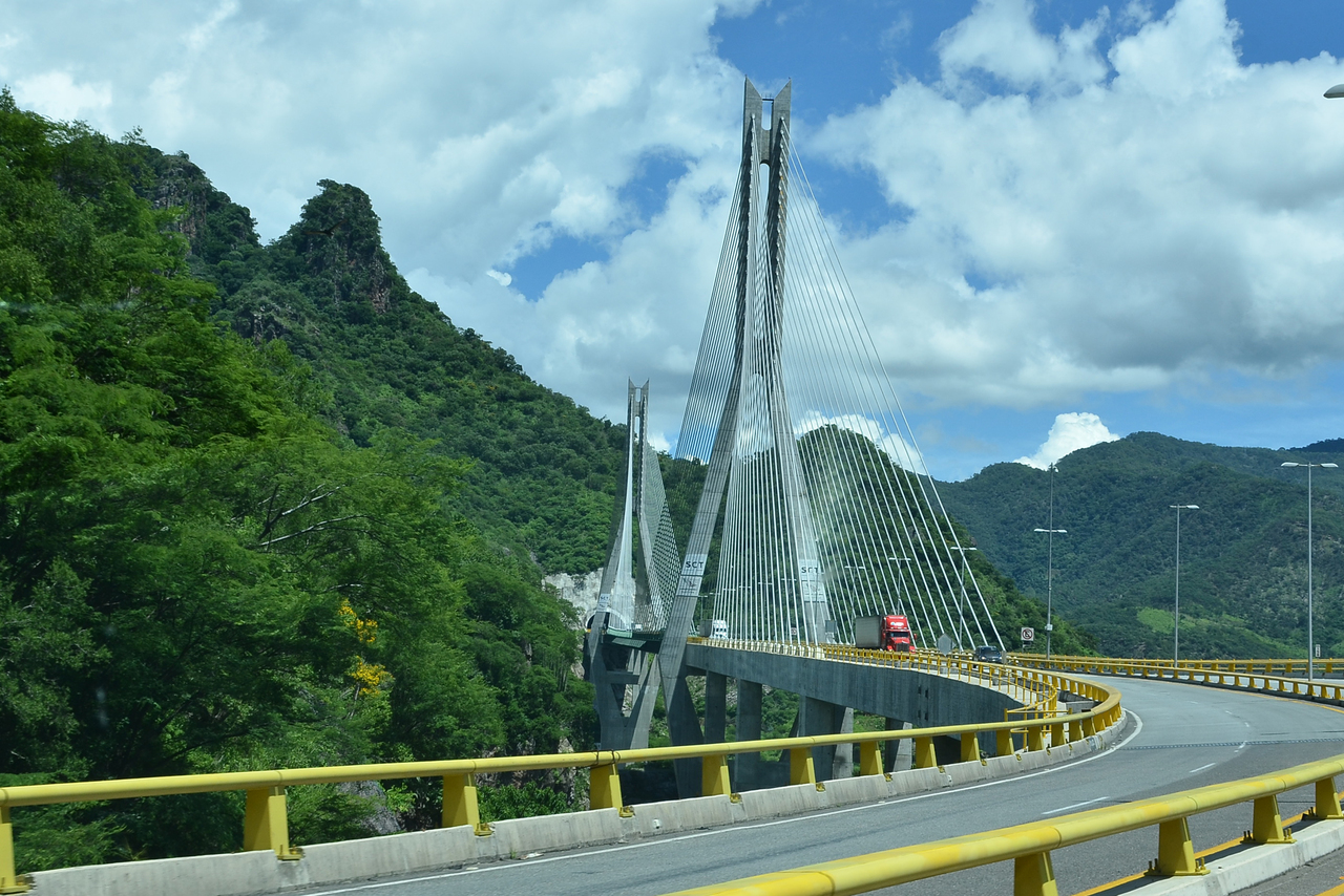 Alza en tarifas en las autopistas y puentes subirá precios a consumidores, advirtió el CCE. (ARCHIVO)