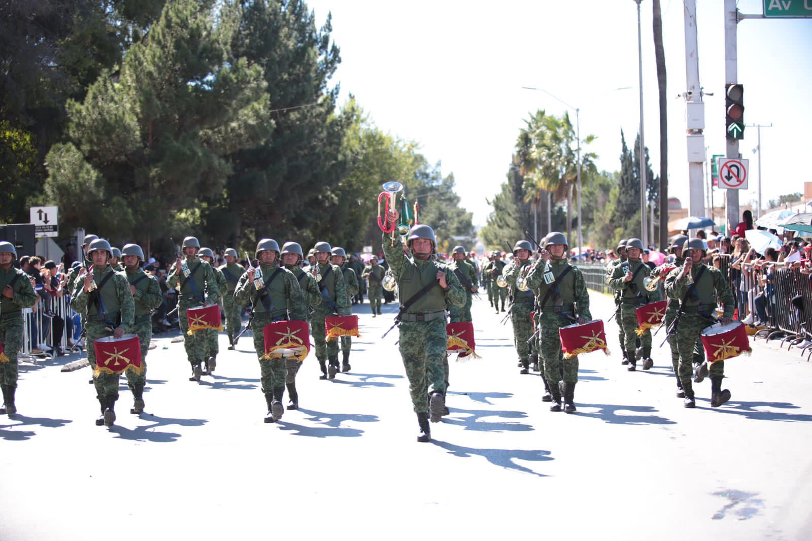 Realizan en Saltillo desfile conmemorativo al 113 aniversario de la Revolución Mexicana