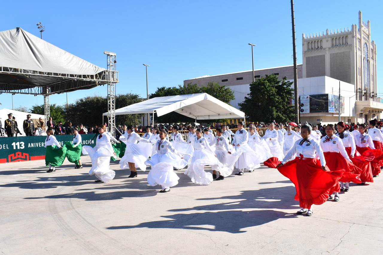 Disfrutan desfile cívico militar por la Revolución Mexicana en Torreón