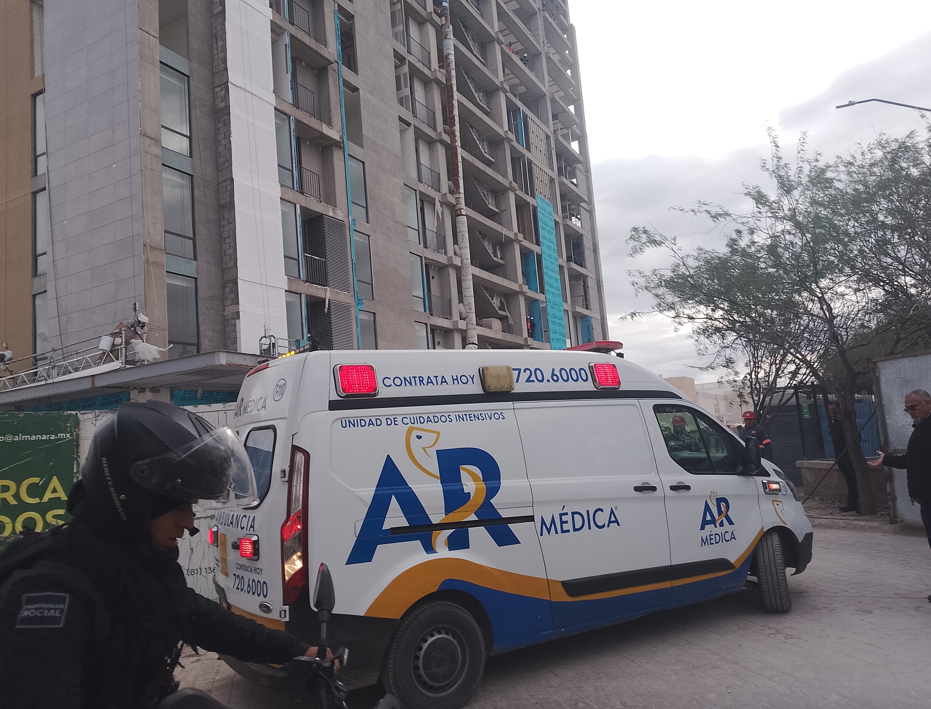 Trabajador de la construcción resulta lesionado tras caerle una tabla encima en Torreón