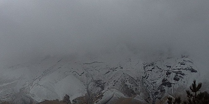 El Popocatépetl amanece cubierto de nieve 