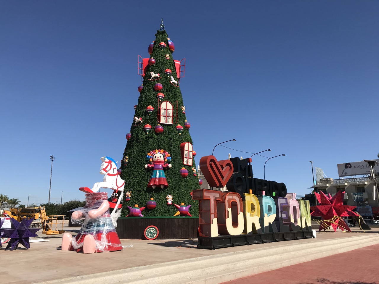 Colocan el árbol monumental en Plaza Mayor, junto con otros elementos alusivos a la Navidad en Torreón.