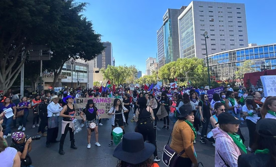 Marchan en la CDMX contra la violencia hacia las mujeres