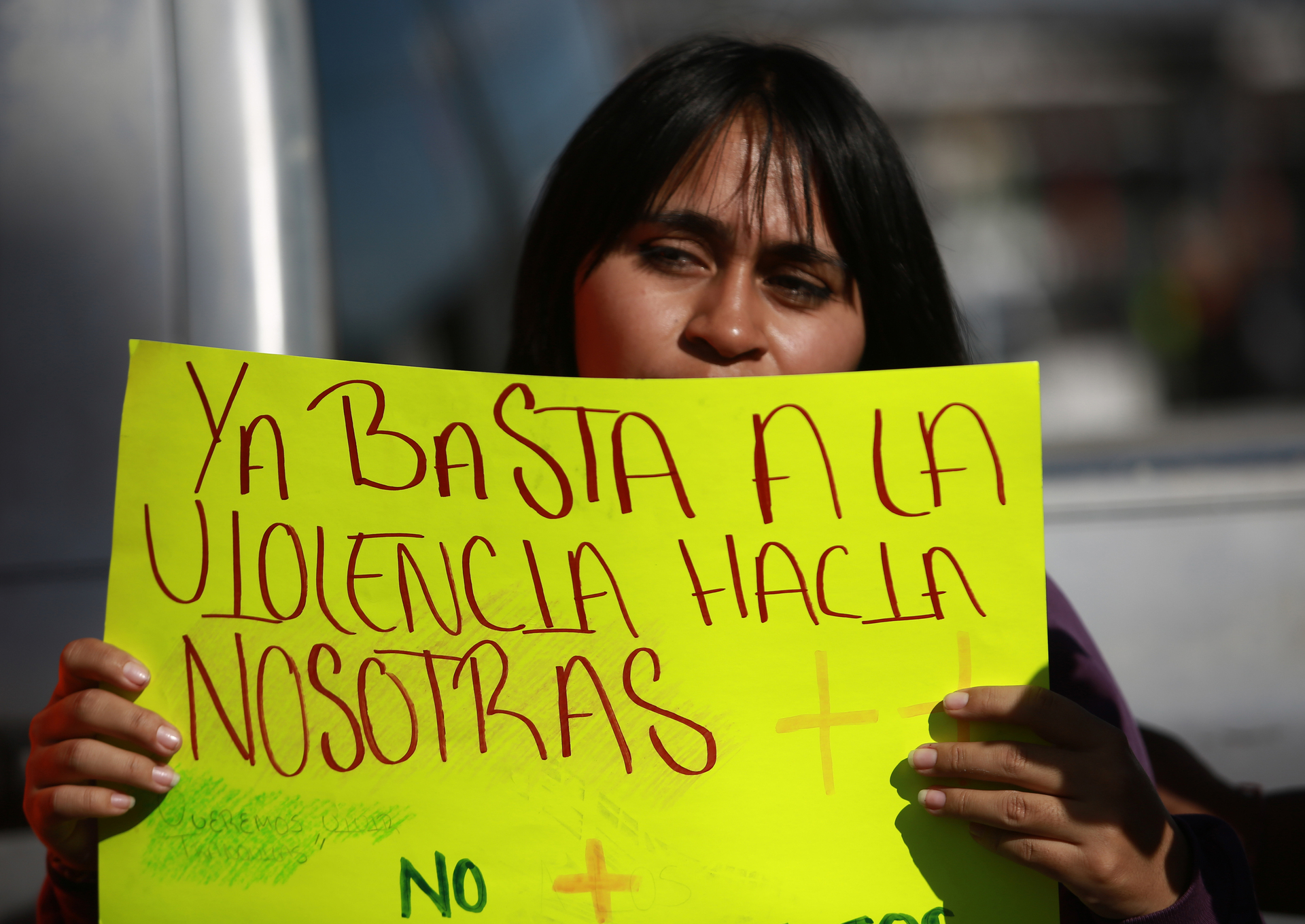 Mujeres de Ciudad Juárez hacen sonar una campana para clamar justicia con motivo del 25N
