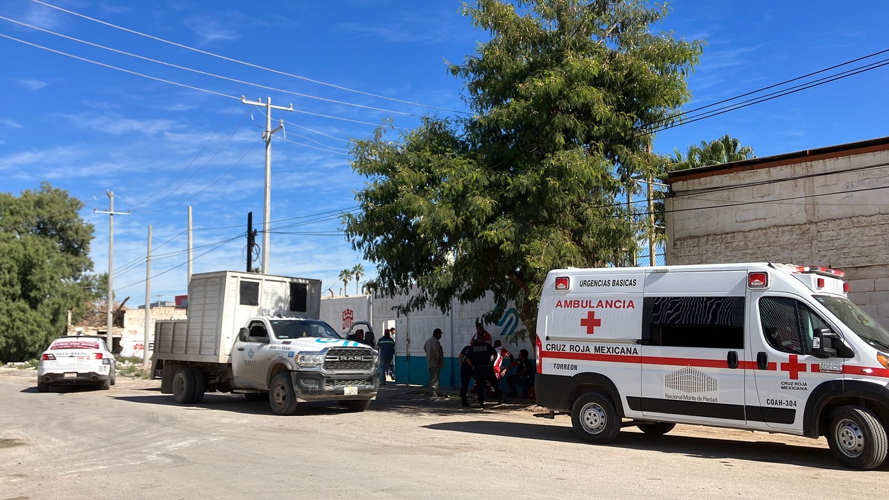 Empleado resulta herido tras recibir descarga eléctrica mientras trabajaba en Torreón