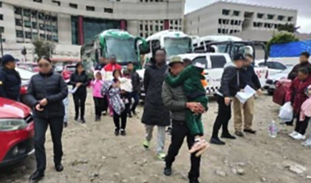 En el Estado de México, detienen a 6 posibles 'polleros' que llevaban a 95 migrantes en autobuses
