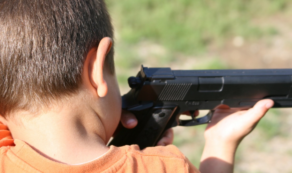 Menor dispara arma de fuego contra niña de 13 años 