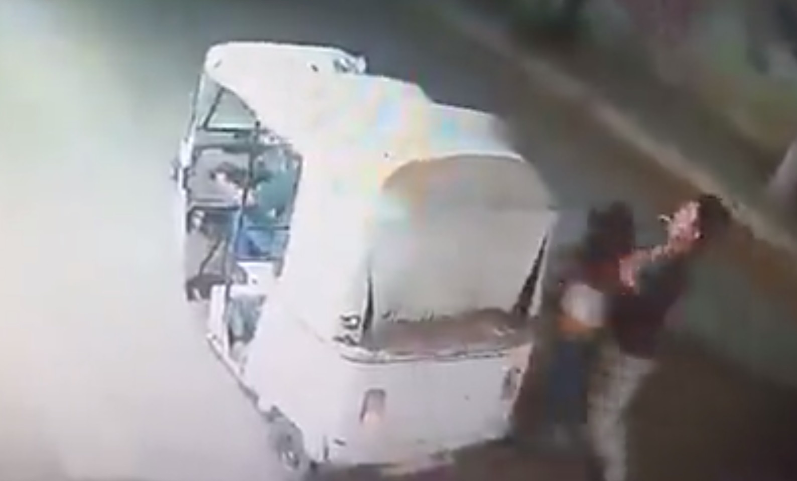 VIDEO: Captan momento en que suben a la fuerza a mujer a un mototaxi en Oaxaca