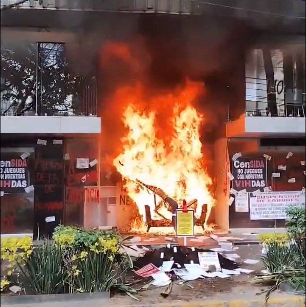 Manifestantes prenden fuego a instalaciones de Censida; acusan desabasto de medicamentos