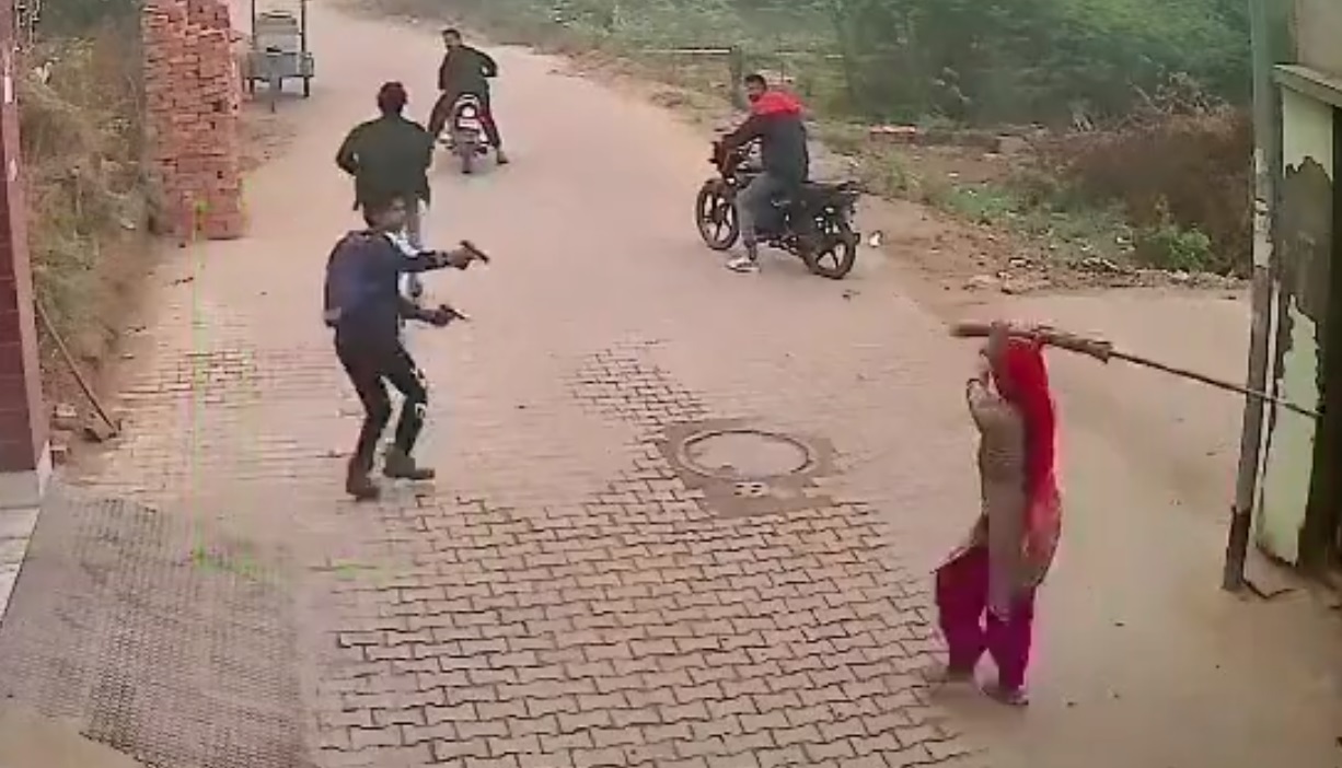 Mujer enfrenta a criminales armados a escobazos y consigue ahuyentarlos 