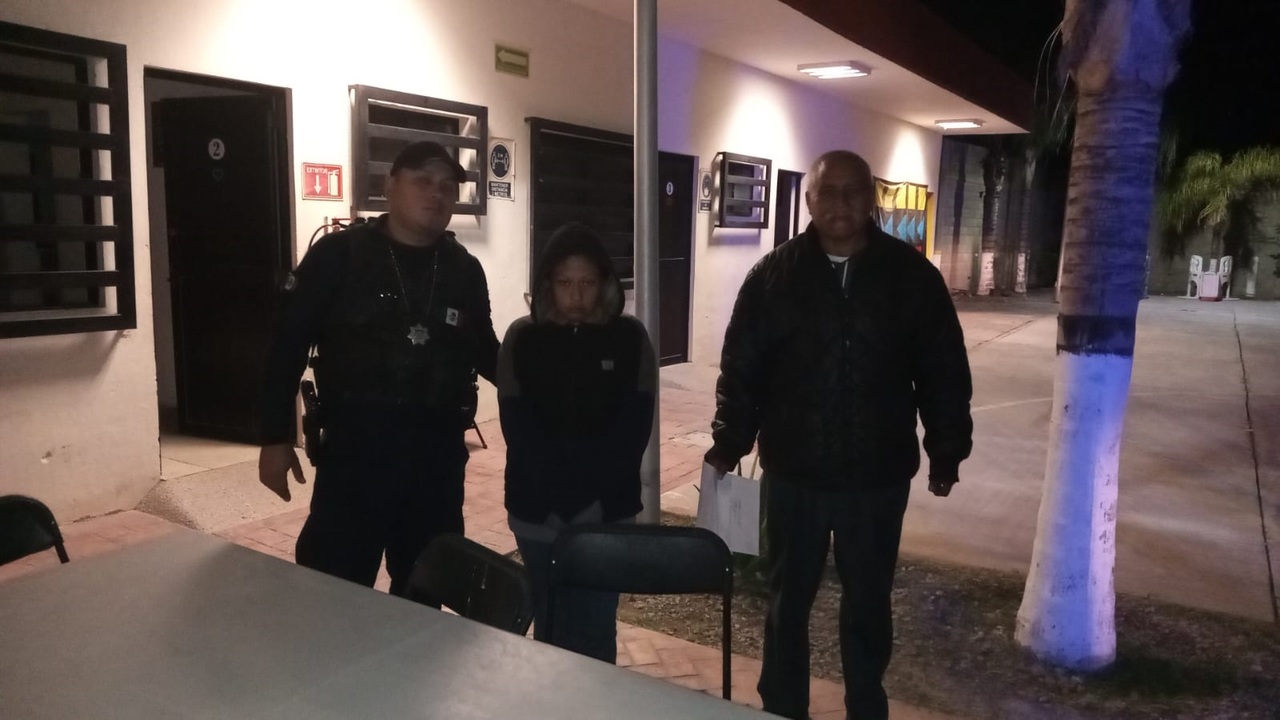 Policías auxilian a mujer foránea