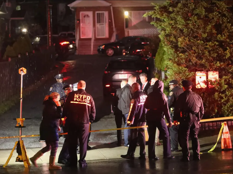 Al llegar a la residencia en el condado de Queens, los efectivos encontraron a una niña de 11 años fuera de su residencia y tendida en el suelo, y fue llevada a un hospital donde se confirmó su deceso, señalan medios que citan a la policía. (ESPECIAL)