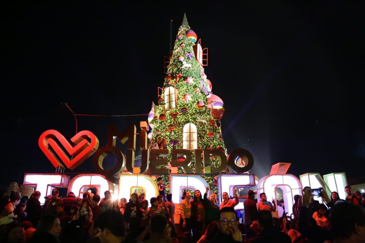 Gobernador y alcalde encienden la villa navideña en la Plaza Mayor de Torreón 