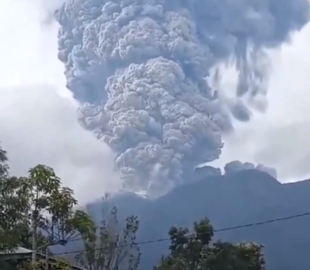 Volcán en Indonesia hace erupción y mueren 11 alpinistas; 12 están desaparecidos