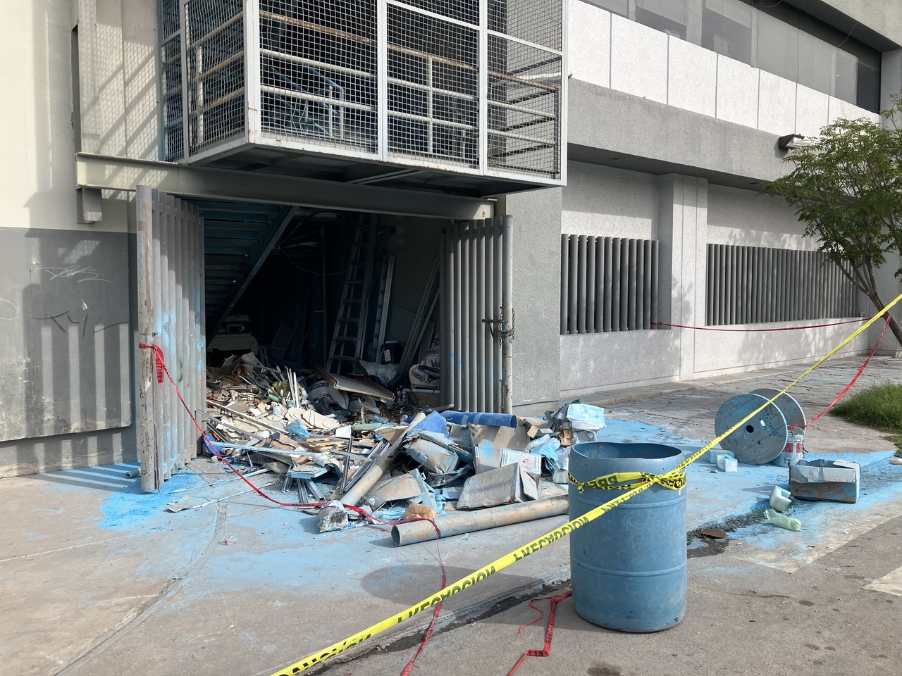 El conato de incendio se reportó sobre una puerta ubicada en la avenida Allende y ayer domingo tenía una cinta de precaución.