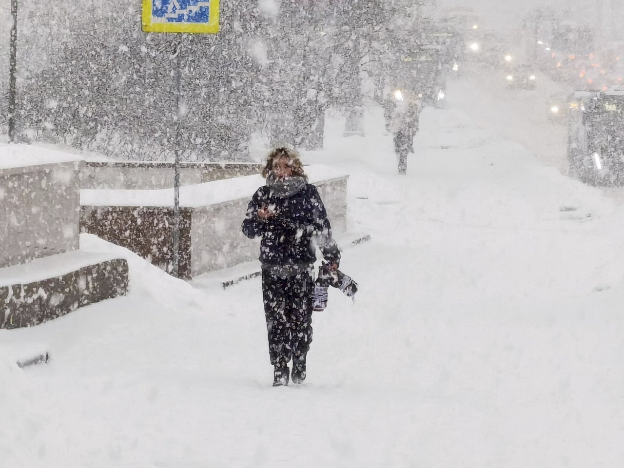 Fuertes nevadas paralizan Moscú