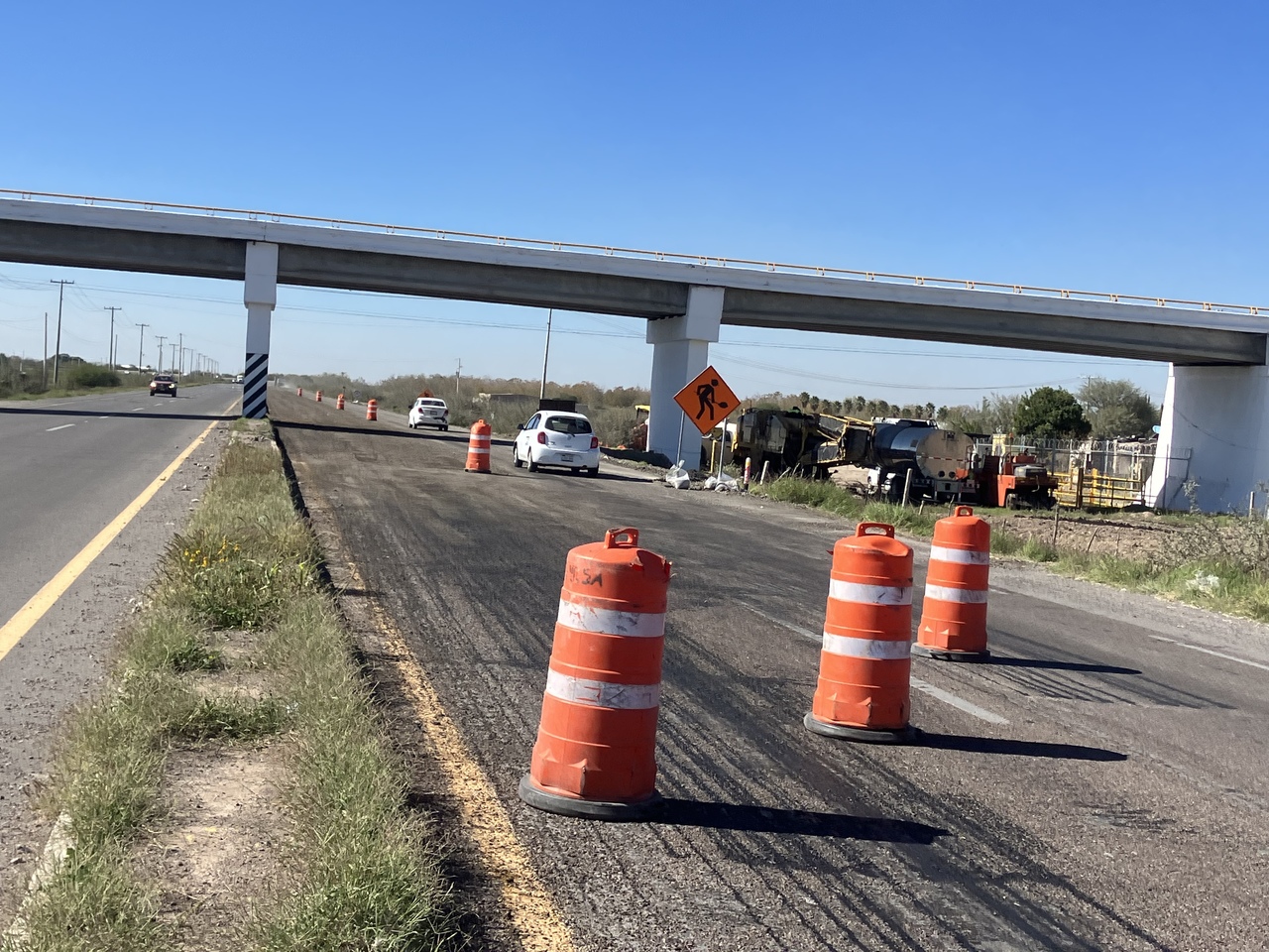 Faltan señalamientos en obra de la carretera Torreón-San Pedro