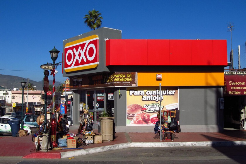 Ocho de cada 10 depósitos fuera de los bancos en México se realizan en una tienda Oxxo. (ARCHIVO)