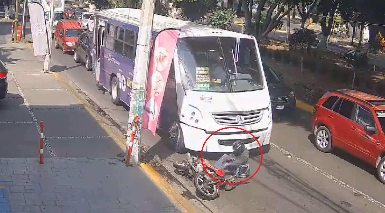 ¿De quién fue la culpa? Motociclista termina arrollado por autobús tras caerse 