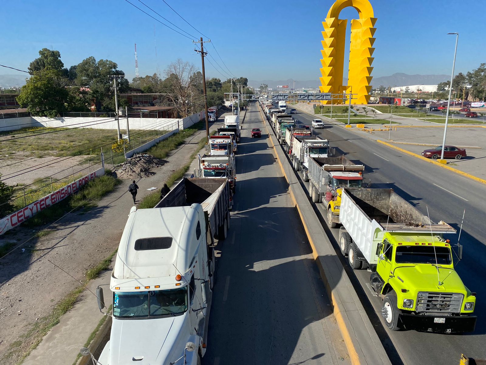 Se manifiestan operadores de camiones materialistas para exigir seguridad en carreteras
