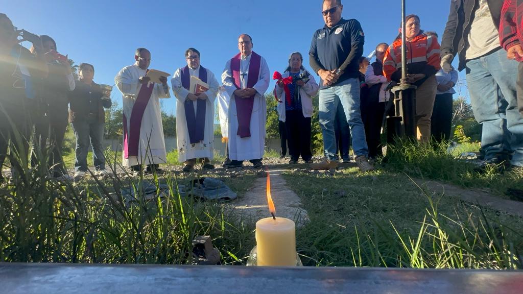 Monseñor González enciende cirio, reza y fija señales de duelo por migrantes