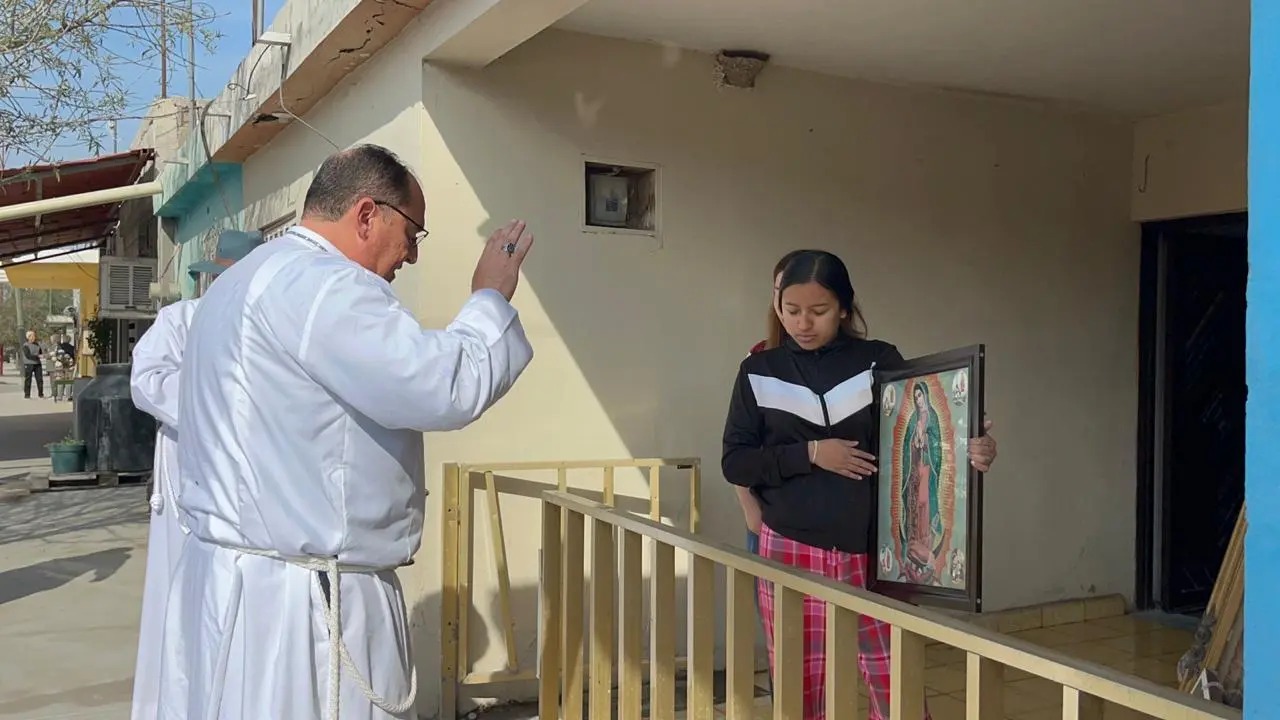 Visitaron a familias católicas recibieron la bendición del prelado. (SERGIO A. RODRÍGUEZ)