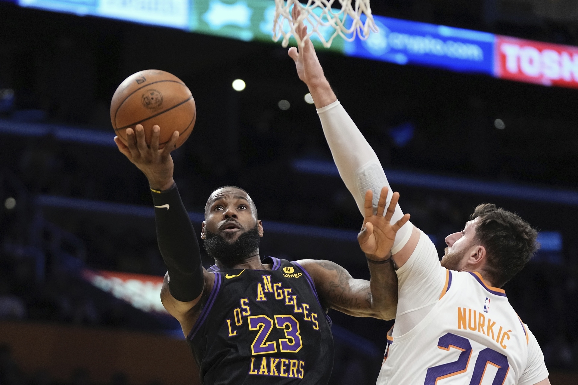 LeBron James lidera triunfo de Lakers ante Suns