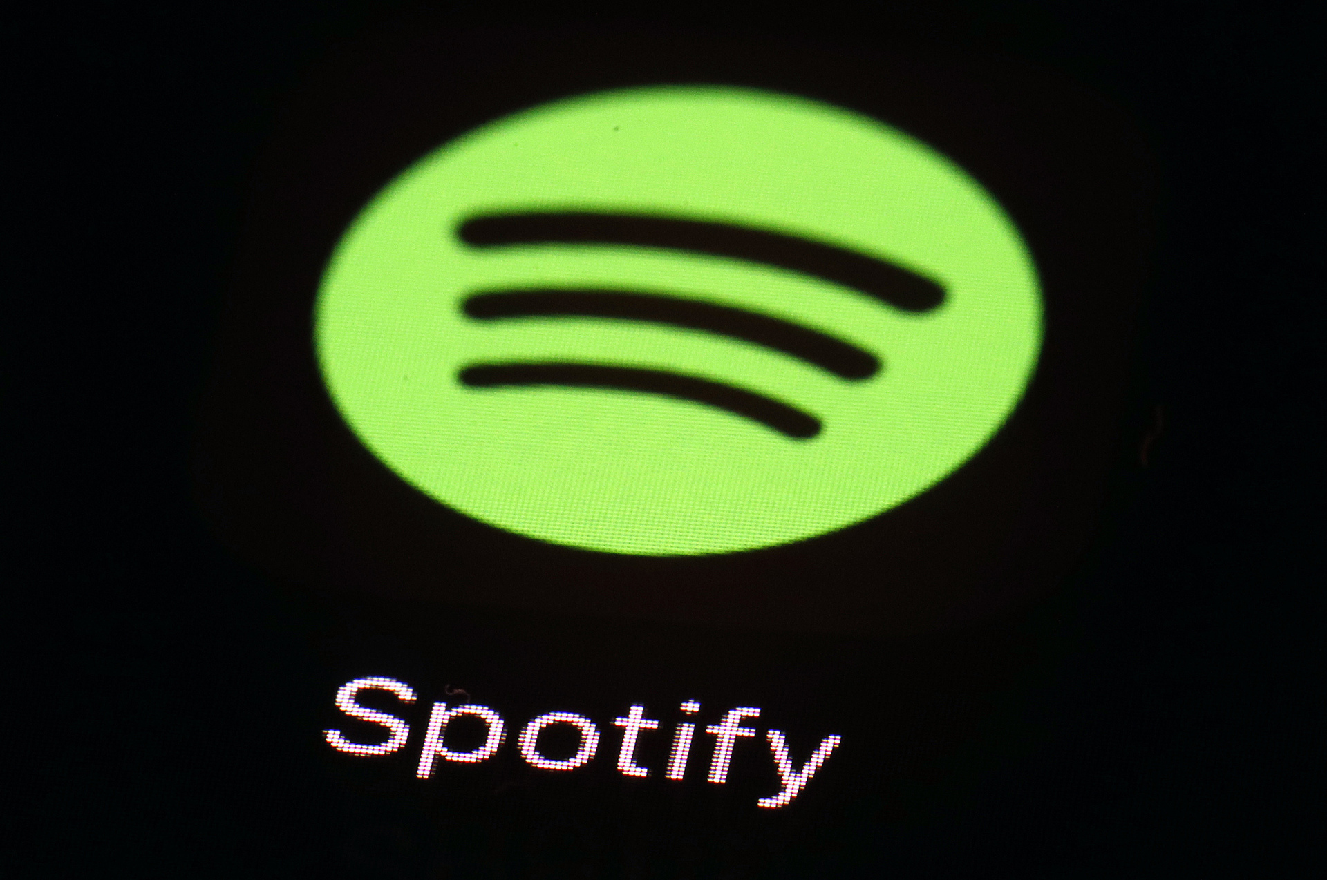 La aplicación Spotify en un iPad en Baltimore el 20 de marzo de 2018. El director financiero de Spotify, Paul Vogel, abandonará el puesto el próximo año, dijo el servicio de música por streaming el viernes 8 de diciembre de 2023, pocos días después de que la compañía anunciara su tercera ronda de despidos para 2023. (Foto AP/Patrick Semansky, archivo)