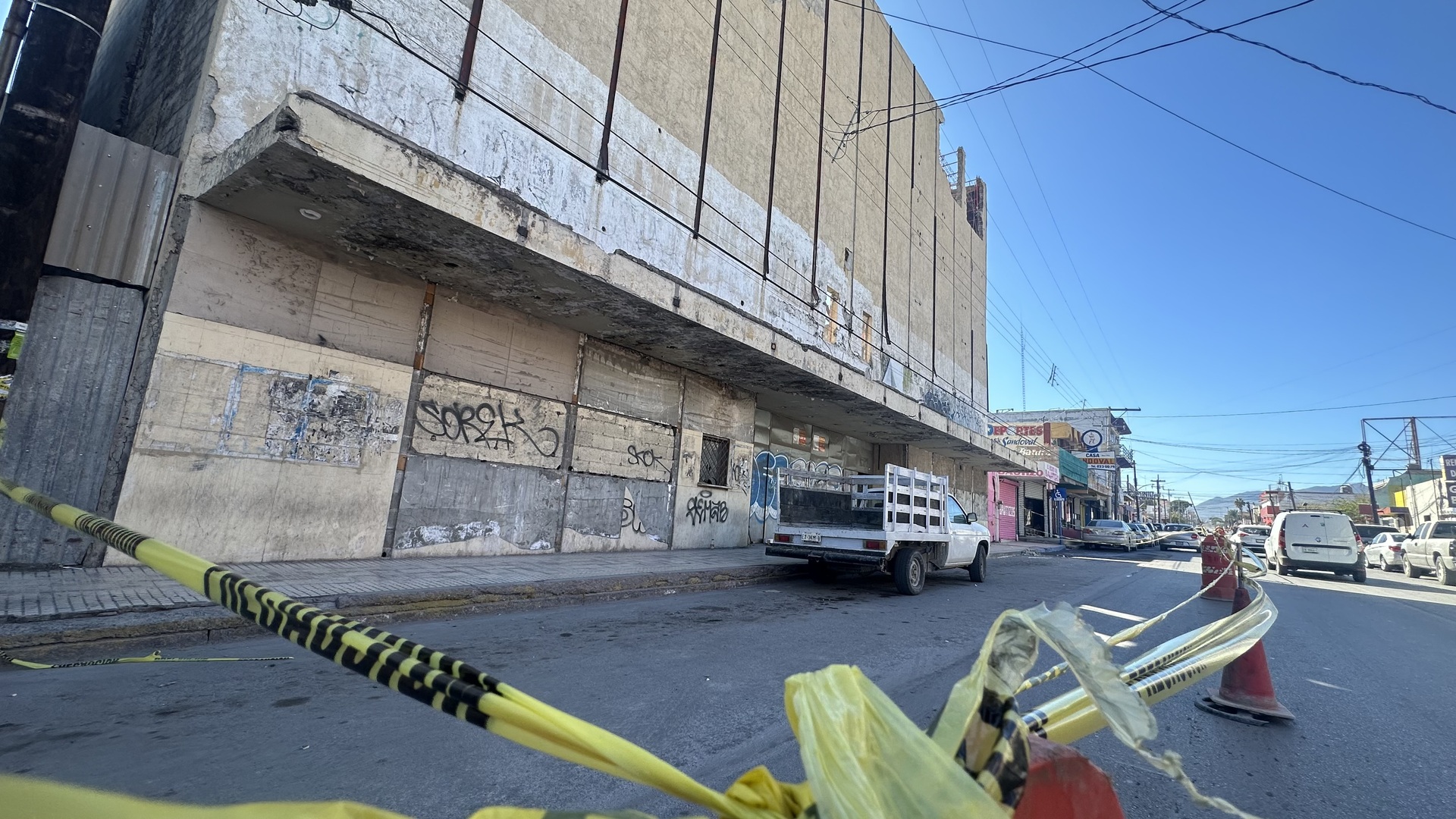Derrumban 'a mano' antiguo cine en Monclova