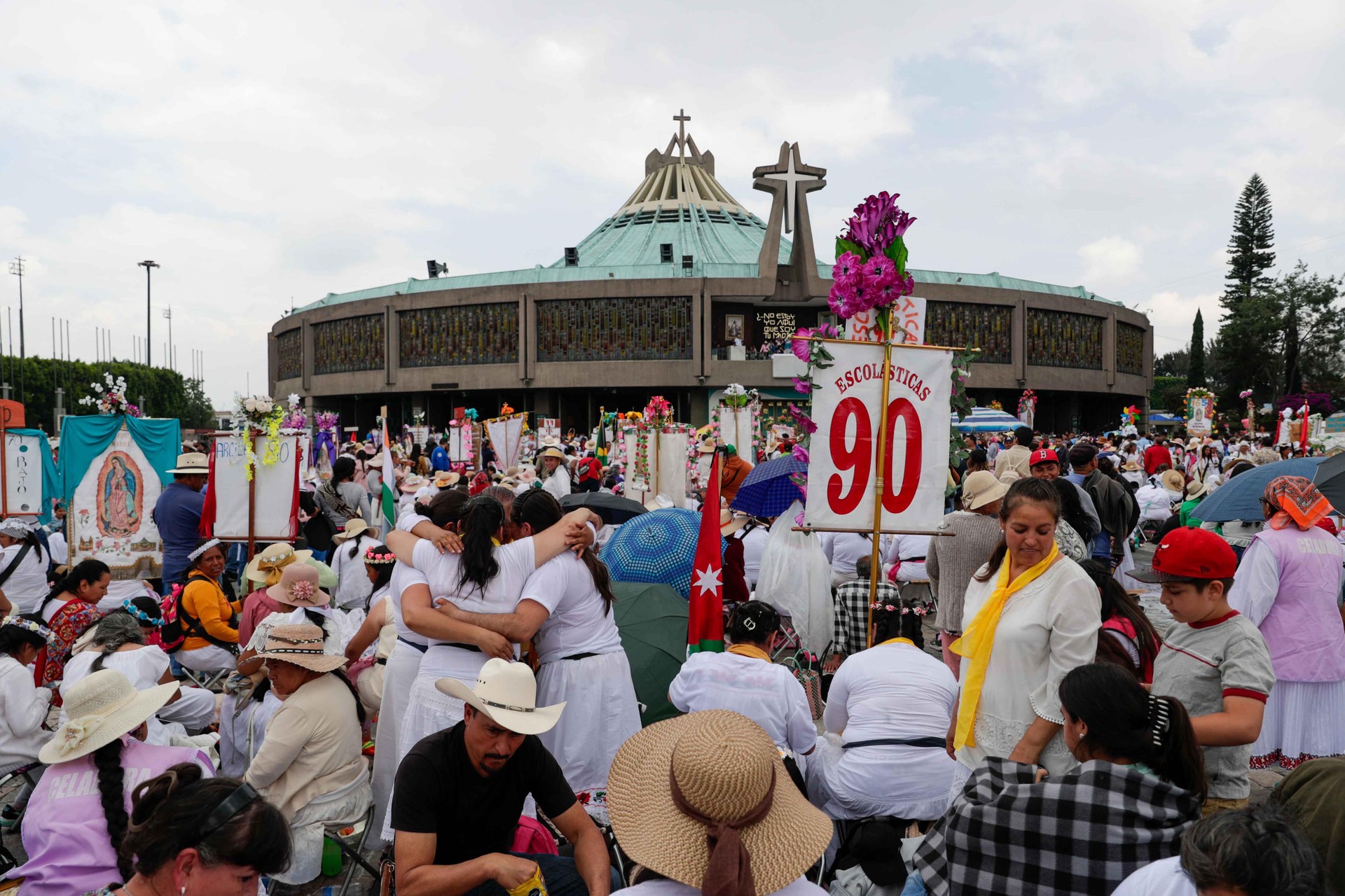 Varios grupos de peregrinos recorren los pasillos portando imágenes de la Virgen de Guadalupe, altares, y acompañados de fuegos pirotécnicos y música.