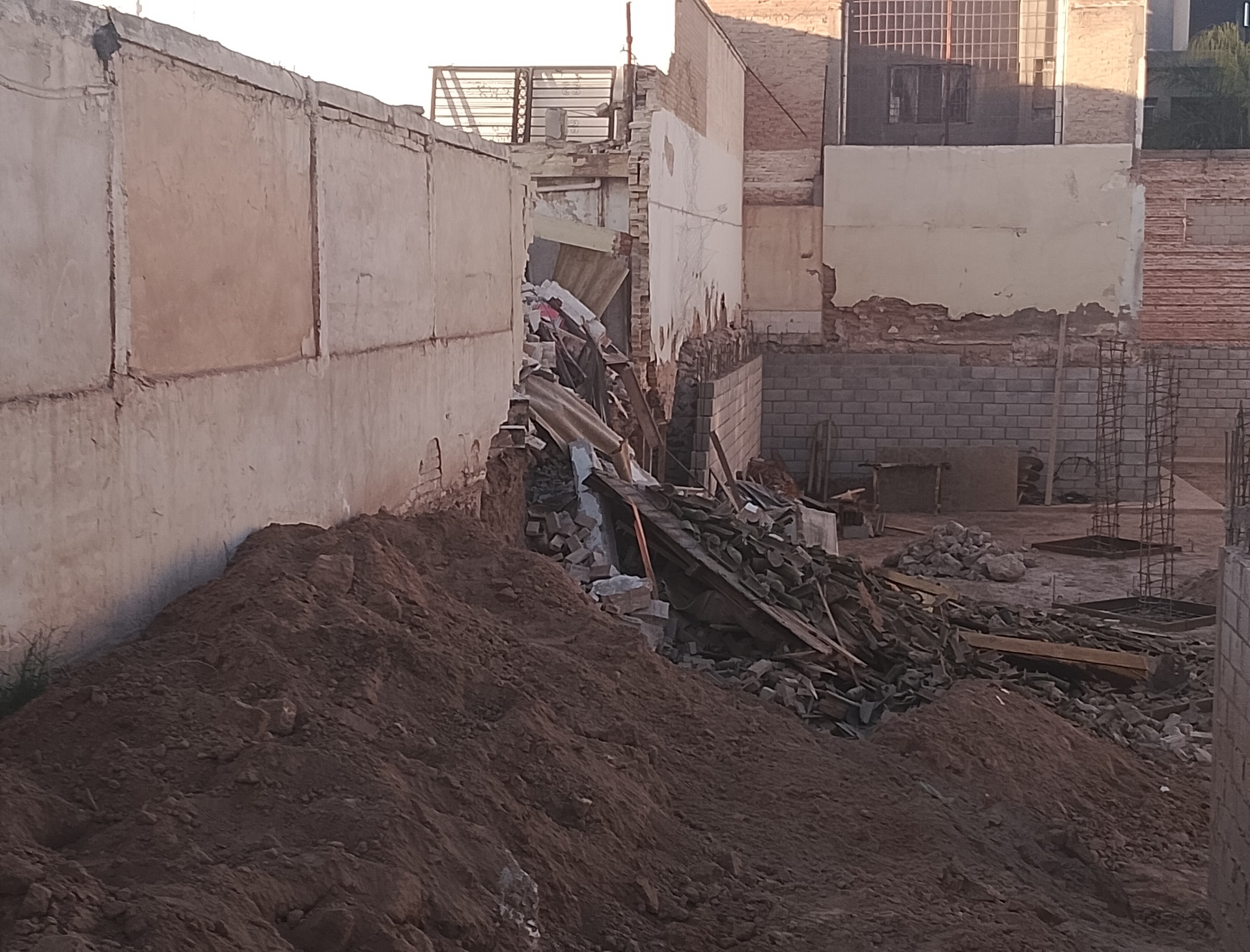 Se desploma cuarto, restos caen sobre construcción aledaña en Torreón.