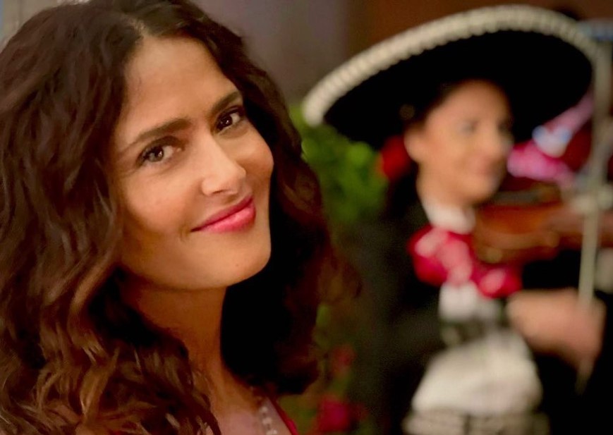 Salma Hayek comparte detalles de sus dos fiestas de Navidad 'a la mexicana y a la francesa'