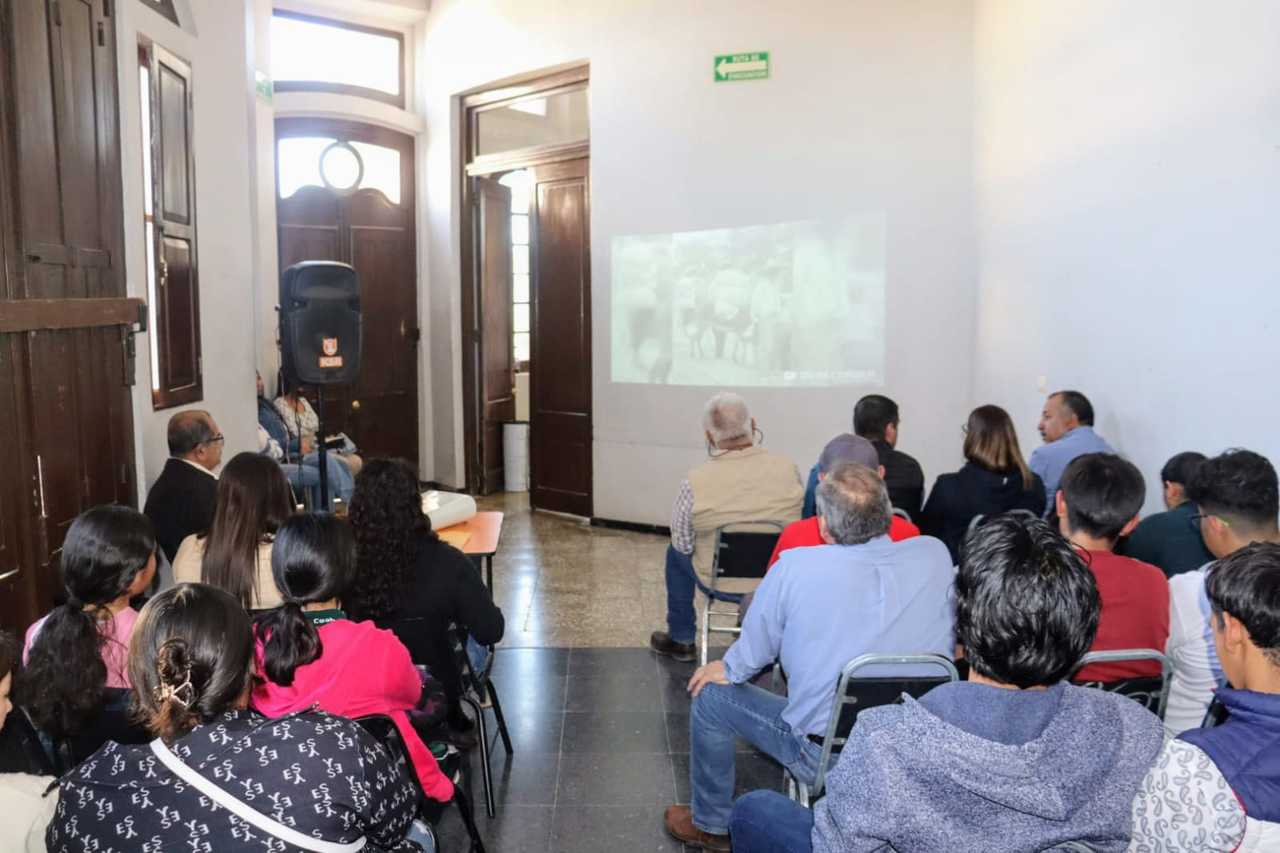 La conferencia estuvo a cargo del cronista de la ciudad, Luis Martín Tavarez Gutiérrez. (EL SIGLO DE TORREÓN)