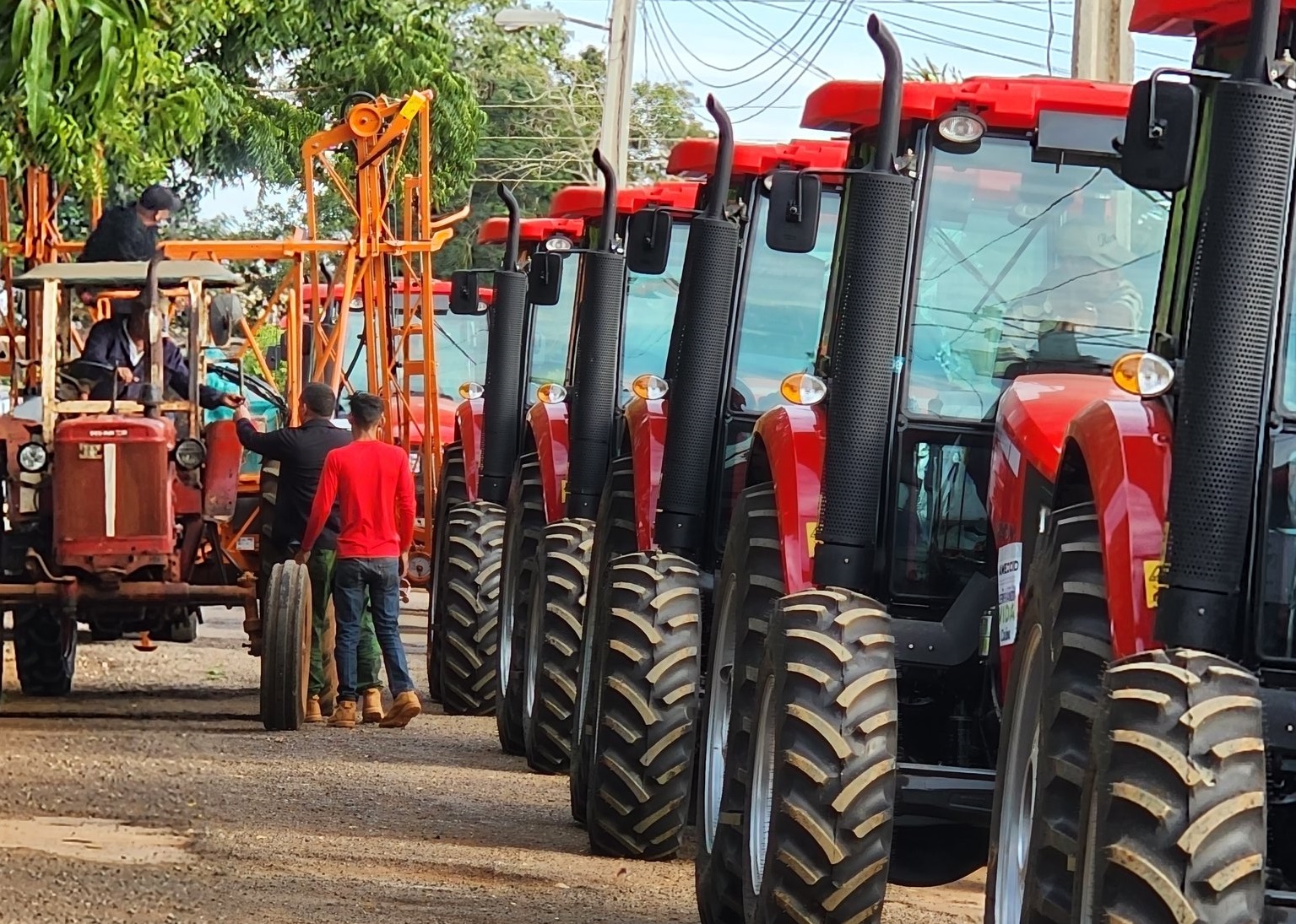 Gobierno de México dona tractores y un vivero a campesinos en Cuba