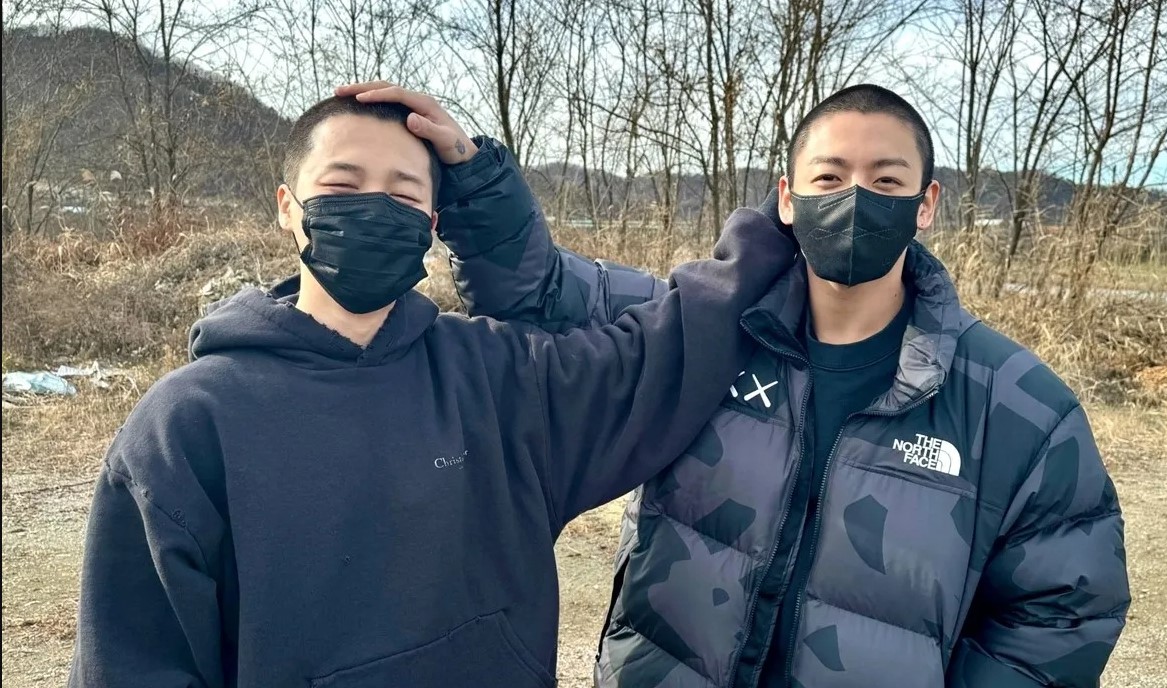 Jimin y Jungkook, de la popular banda de K-POP surcoreana BTS, se alistaron hoy en el ejército de tierra para realizar el servicio militar, por lo que actualmente los siete integrantes del grupo, que no volverá a actuar al menos hasta dentro de año y medio, se encuentran realizando sus prestaciones obligatorias.