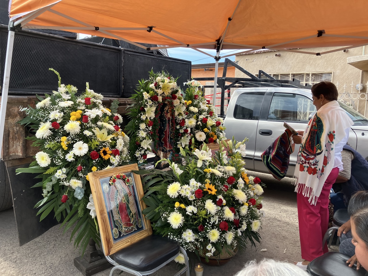 Cientos de personas acuden a la reliquia que la familia Montemayor García ofrece en honor a la Virgen de Guadalupe. (EL SIGLO DE TORREÓN)