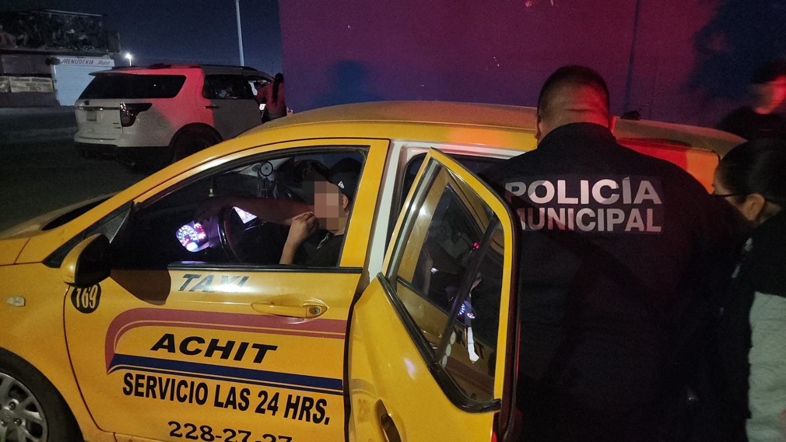 Nace bebé en el asiento trasero de un taxi en Torreón