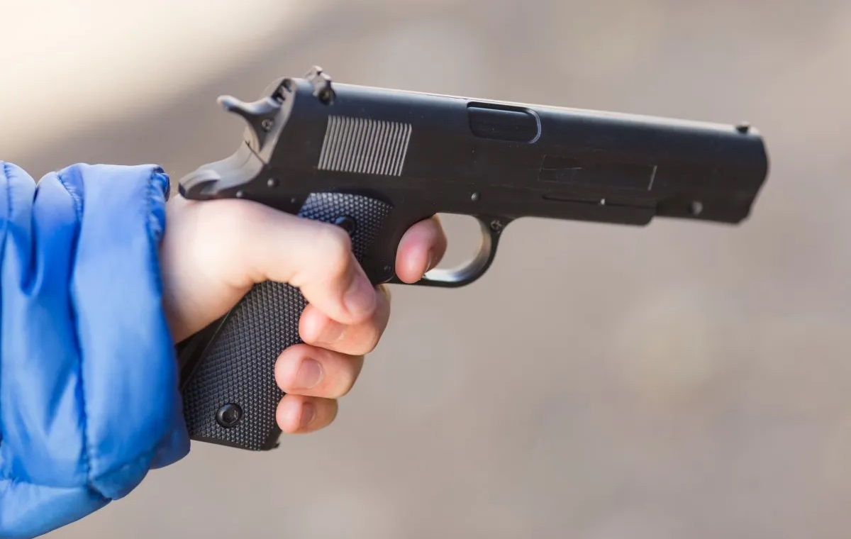 Niño de seis años dispara a su profesora; condenan a su madre a prisión 