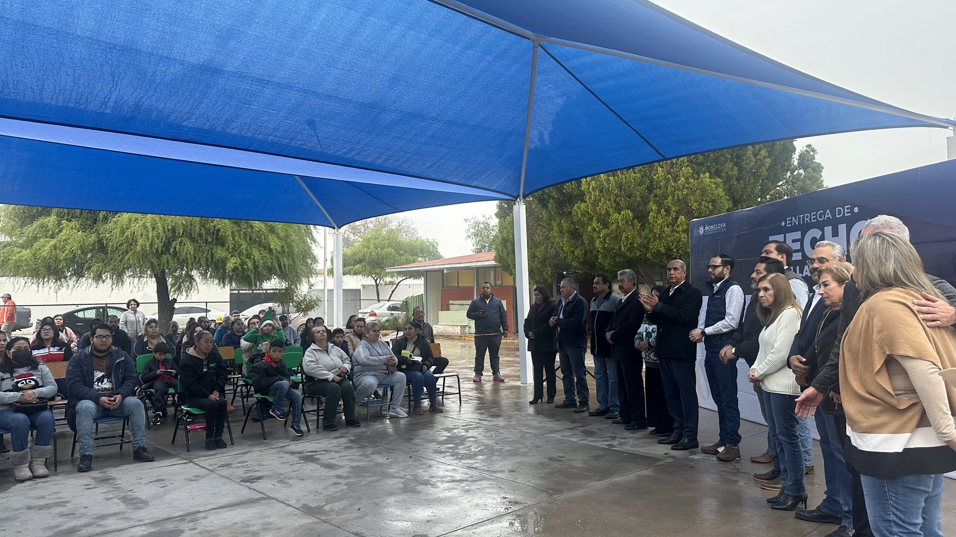 Alcalde de Monclova entrega otro techo de malla sombra