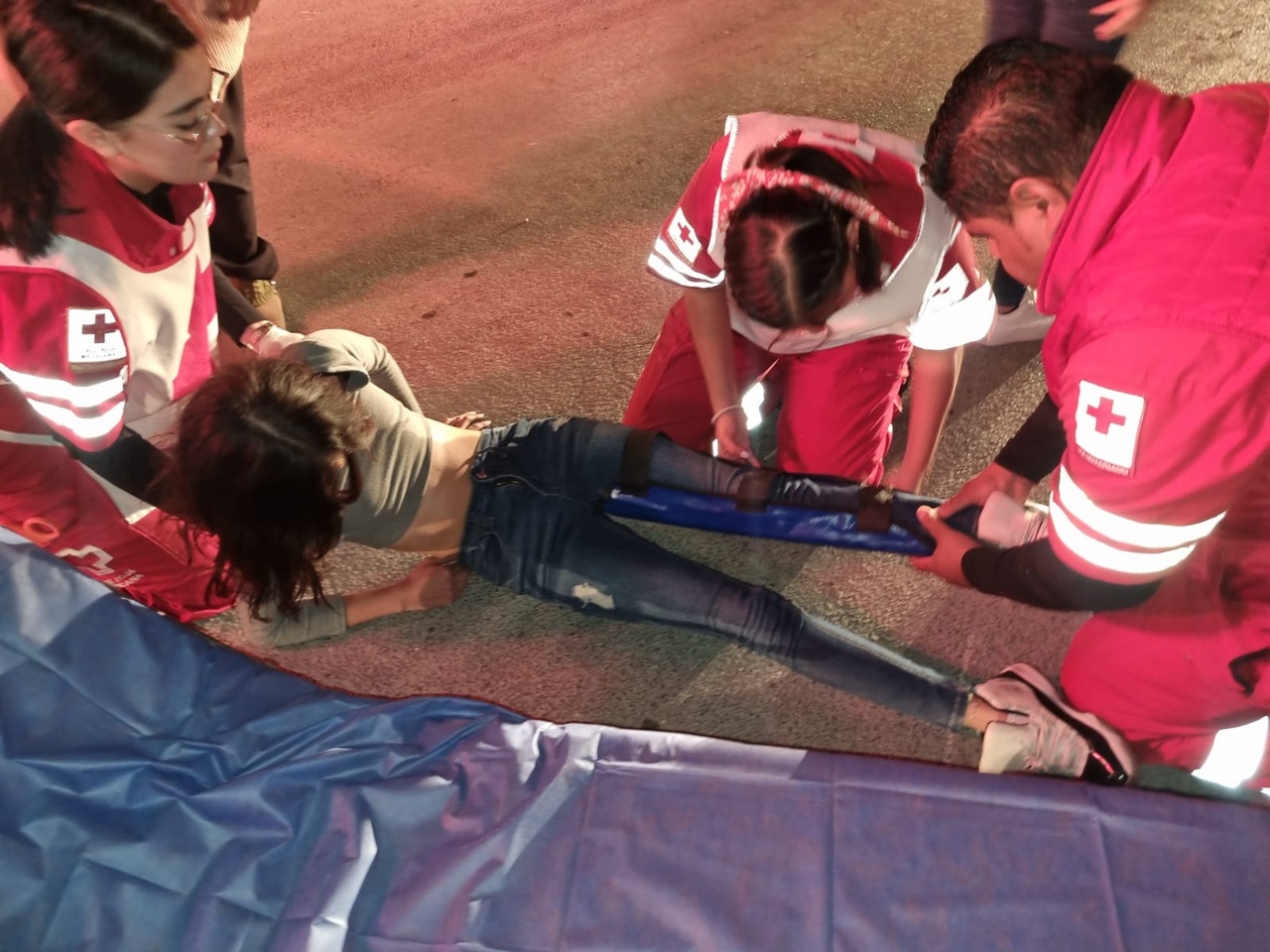 Motociclista menor de edad y ebrio sufre accidente en Torreón; él y su novia terminaron lesionados