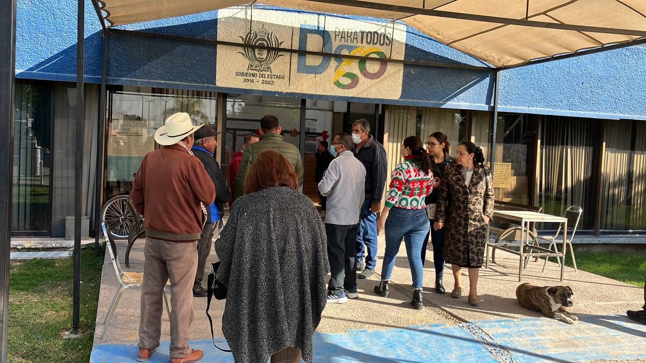 Maestros exigen pago de bono navideño en Gómez Palacio