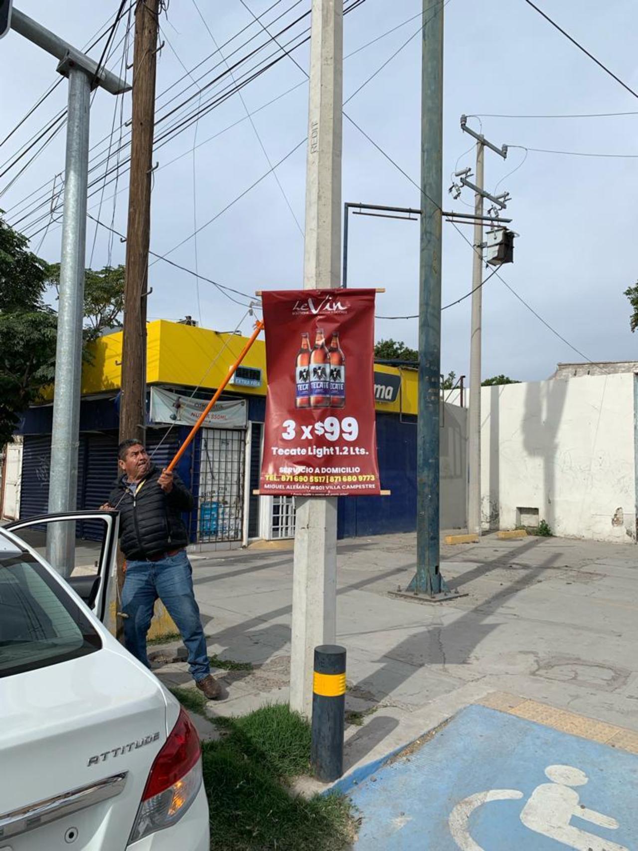 Retiran publicidad indebida en vialidades de Torreón