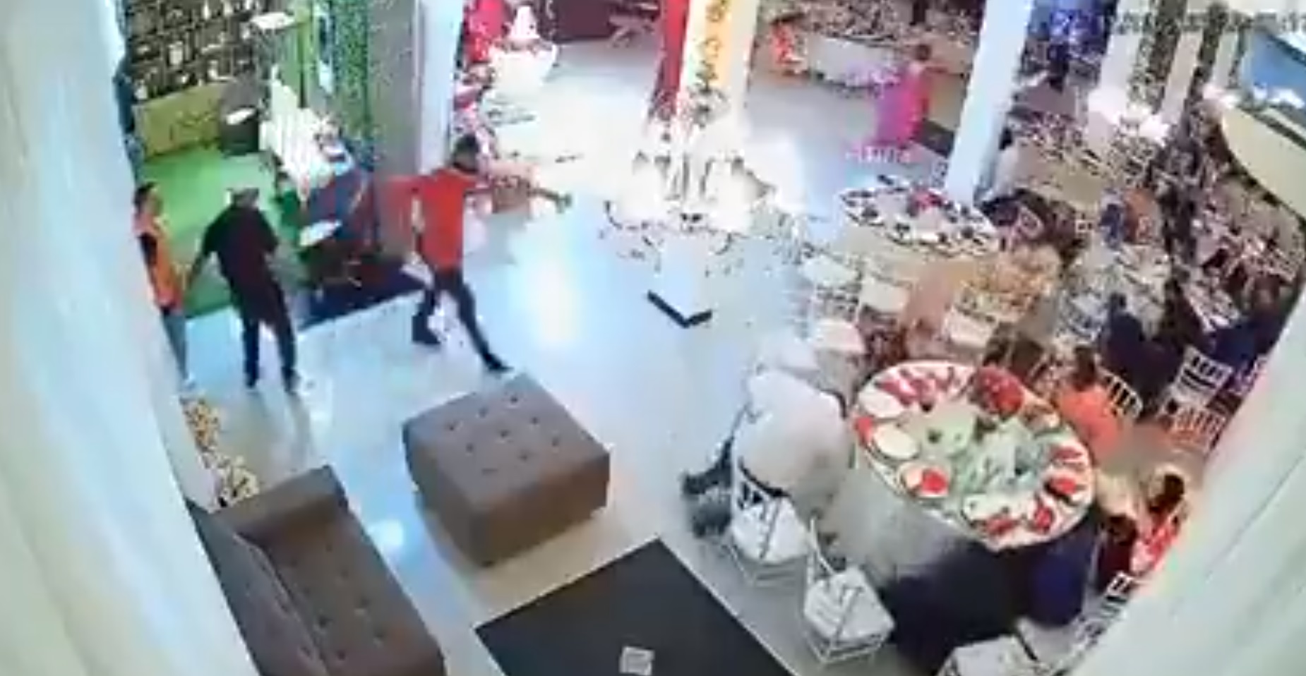 VIDEO: Ladrones entran a boda y se roban hasta la ropa de los invitados 