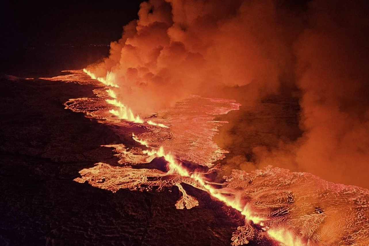 Los surtidores de magma, que durante la noche llegaron a alcanzar 120 metros de alto según algunos medios, ahora suben hasta 30 metros como máximo, agregó el IMO. (ARCHIVO)