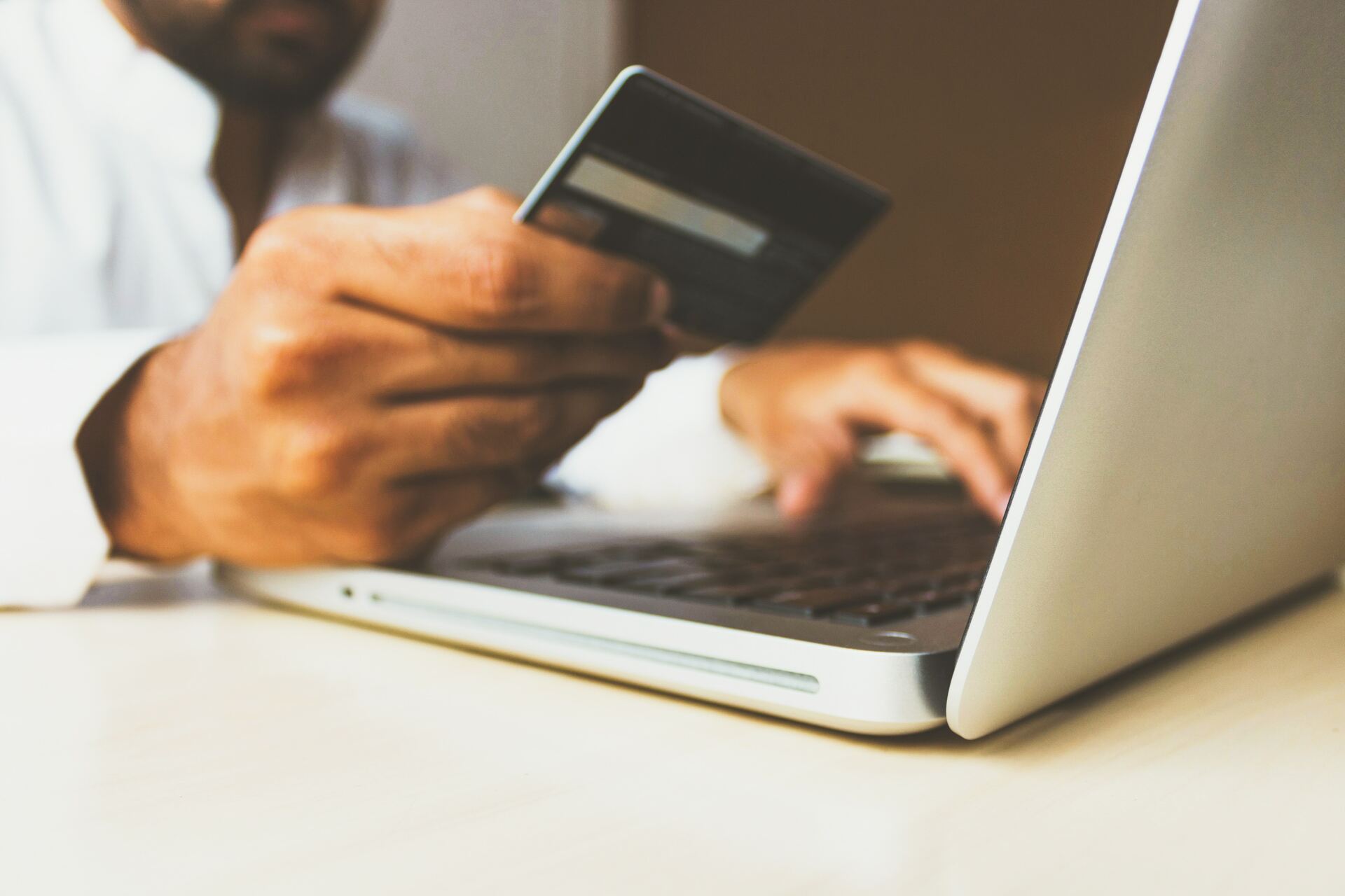 En las compras por internet en el segundo trimestre del 2023 el porcentaje de autorización para las tarjetas de crédito y débito fue de 7 de cada 10 compras. (ARCHIVO)