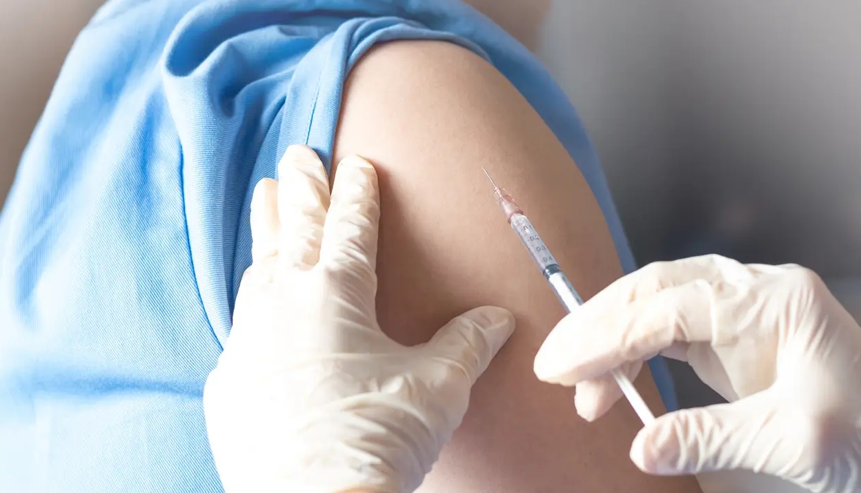 ¿Me puedo vacunar contra COVID-19 si tengo gripe?